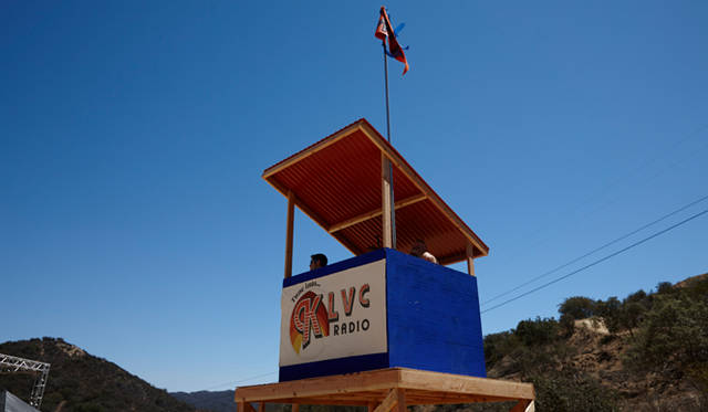 ライブ演奏と同時に、ラジオ番組『KLVC』では1972年頃に流行ったロックミュージックをオンエア。キャンペーン中はオレンジタブのサイト（http://www.levisvintageclothing.com/orangetab）からプラグインできます