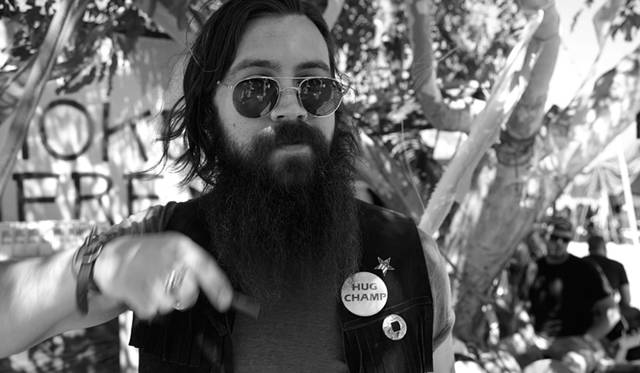 会場にはヒッピー以外に、ワイルドバイカー風の若者も多数