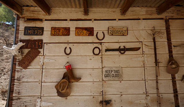 今回のシークレットイベントは、トパンガ・キャニオンのプライベート牧場で開催されたため、敷地内にはリアルなカウボーイ・ギアが多数ディスプレイされていました