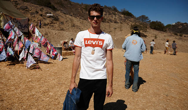 彼が着ている「Levi’s®ロゴ」（”Batwing”と呼ばれる）のTシャツも、今回のオレンジタブラインで復刻。リンガーTシャツというところがとても70sです