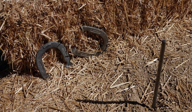 放り投げたホースシューを鉄棒にうまくひっかける遊びは、大昔からアメリカン・カウボーイたちに受け継がれてきた牧場競技