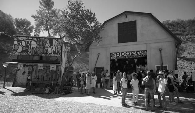 正午にスタートしたイベントも、夕暮れに近づくにつれて1000人近いのオーディエンスに膨れ上がった。ようやく暑さがやわらぎはじめ、会場の盛り上がりはピークに！