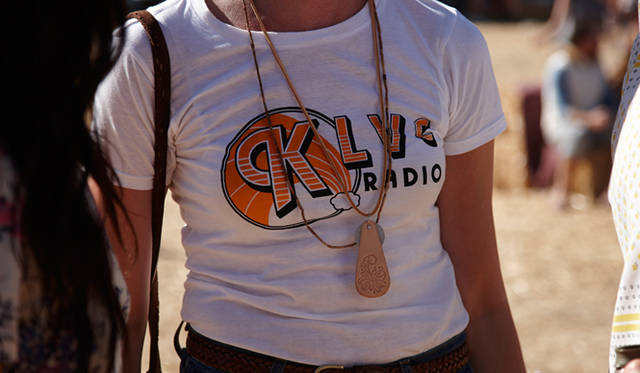 イベント用に作られた『KLV Radio』の特製Tシャツ（非売品）。オレンジ色のシンプルなデザインでとても可愛い 