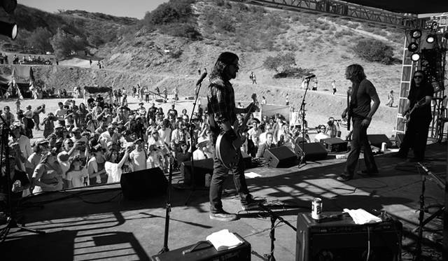 炎天下のステージで70年代の名曲を再演するトリビュート・バンドたち。夜6時過ぎには会場の盛り上がりがピークに達した