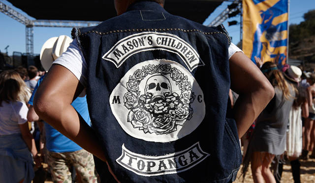 会場のセキュリティスタッフも袖を切ったデニムベストをまとい、1970年代のシークレットパーティで警備員として雇われていた、アウトローバイカーを見事に演出していました