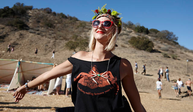 1970年代製ハーレー・ダビッドソンTシャツをカスタムしていた彼女