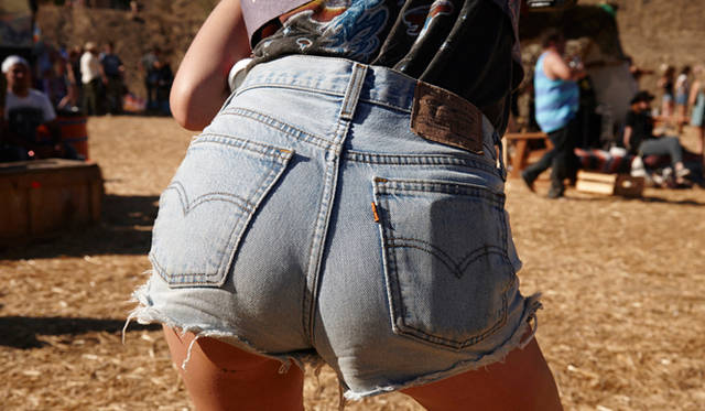 オレンジタブのホットパンツは、裾をカットした1970年代製のヴィンテージ。当時サンフランシスコのゲイコミュニティでは「カストロパンツ」と呼ばれていたようで、1970年代は古いジーンズの裾をカットするのがアメリカ中の若者たちに流行した