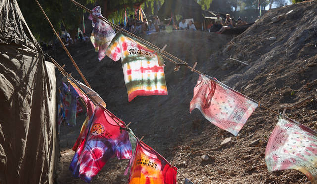 .ヒッピーカルチャを象徴するタイダイTシャツも会場のデコレーションとして飾られていた