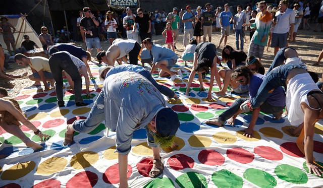 コンサート以外にも多数のエンタテイメントが用意された。休憩時間にカラータッチゲームを楽しむオーディエンスたち