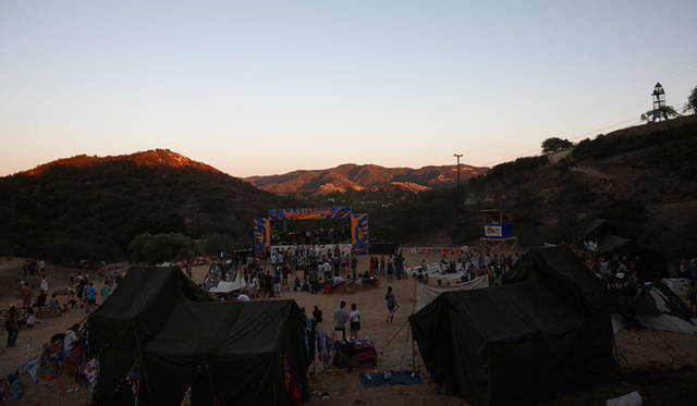 トパンガ・キャニオンに陽が沈みはじめると、ライブはさらに大盛り上がり