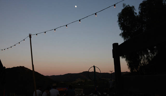 カリフォルニアの夕暮れ。パーティは夜8時まで続きました