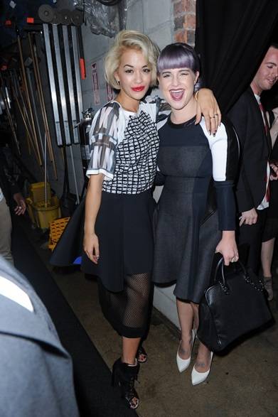 <strong>2014年春夏コレクション会場スナップ</strong>　（左より）Rita Ora & Kelly Osbourne｜リタ・オラ＆ケリー・オズボーン　（DKNYの会場にて・ニューヨーク）