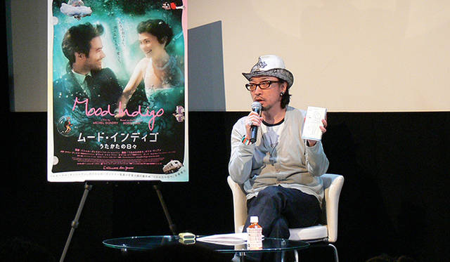 上映後、舞台に登壇した菊地成孔氏。「最近はフランス映画が活況ですよね。『ムード・インディゴ～うたかたの日々～』は、まさにそのいい流れを象徴する作品になると思います」と切り出した。