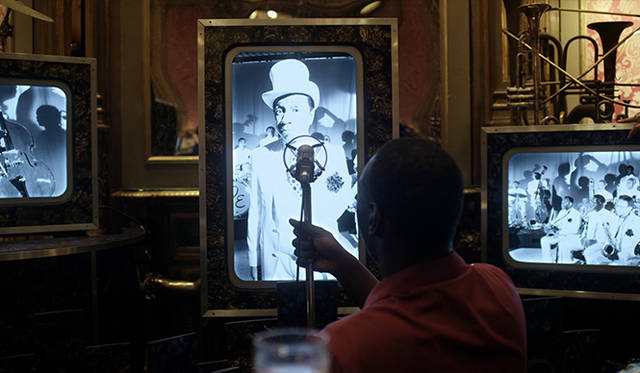 デューク・エリントンを演じているのは、キッド・クレオール＆ザ・ココナッツのキッド・クレオールこと、オーガスト・ダーネル　©Brio Films – Studiocanal – France 2 Cinema All rights reserved