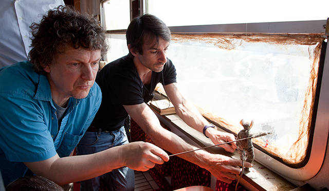 撮影現場の様子。原作の独創的なイメージを、具体化してみせたミシェル・ゴンドリー監督。驚くことに、それらのほとんどが手作りなのだとか　©Brio Films – Studiocanal – France 2 Cinema All rights reserved