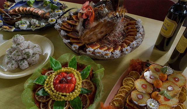 コラン専属の料理人である、オマール・シー演じるニコラが生み出した料理　©Brio Films – Studiocanal – France 2 Cinema All rights reserved