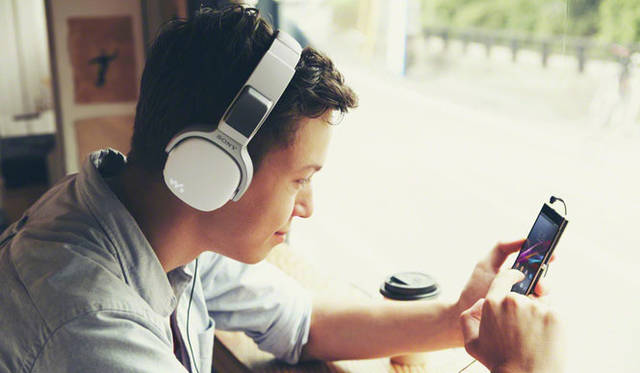 <strong>SONY｜ソニー</strong>　新リスニングスタイル ウォークマン®　Wシリーズ「NW-WH300シリーズ」（2013年10月19日発売）オープン価格