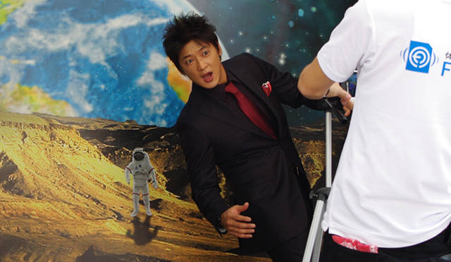 “宇宙体験”中の細川茂樹さん