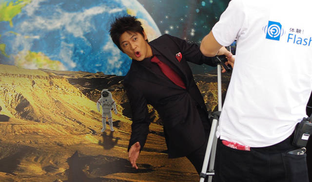 “宇宙体験”中の細川茂樹さん