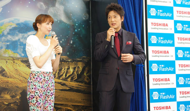 豊田エリーさんと細川茂樹さん。それぞれに「東芝FlashAir™」の使用感についてを語ってくれた