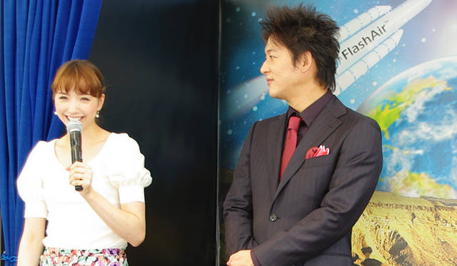 豊田エリーさんと細川茂樹さん。それぞれに「東芝FlashAir™」の使用感についてを語ってくれた