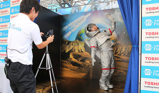 コスチュームが用意され、記念の1枚を撮影。その場でダウンロードして、友人ともすぐに共有ができる