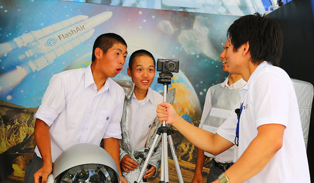 トリックアートで再現するリアル“宇宙体験”に驚く参加者たち