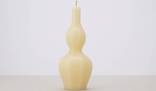 hyotan｜瓢たん　価格｜4800円　サイズ｜75×185mm　重さ｜320g　燃焼時間｜45時間　親しみ深いヒノキの香り「白木」