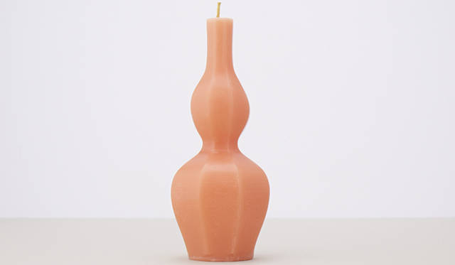 hyotan｜瓢たん　価格｜4800円　サイズ｜75×185mm　重さ｜320g　燃焼時間｜45時間　上品な甘さのハスの香り「薄紅」