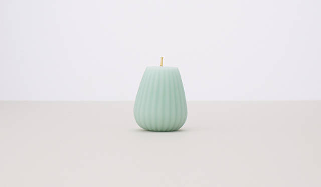 shibori｜しぼり　価格｜3200円　サイズ｜70×55mm　重さ｜100g　燃焼時間｜10時間　爽やかな竹の香りの「青磁」