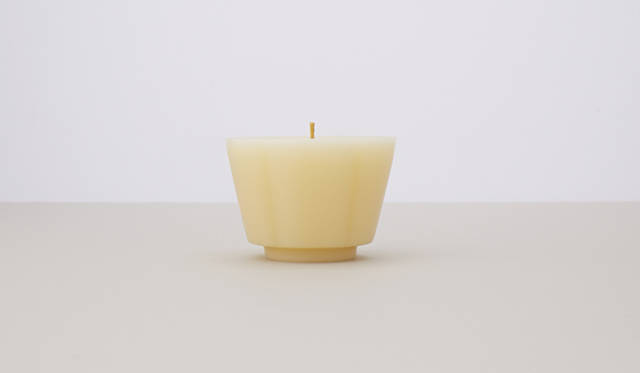 ume｜梅　価格｜3900円　サイズ｜95×65mm　重さ｜260g　燃焼時間｜40時間　親しみ深いヒノキの香り「白木」