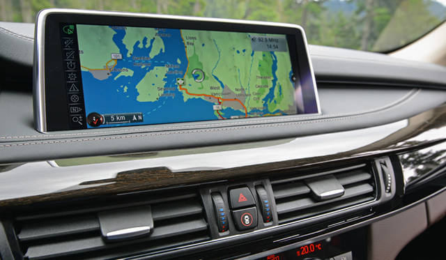 センターパネル上部には、流行のタブレット端末を立て掛けたような大型のディスプレイがレイアウトされる