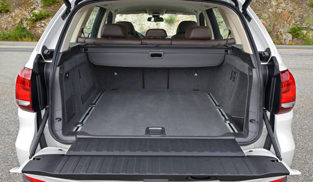 新型X5のトランク容量は、シートを倒すことで最大1,870リットルを確保する
