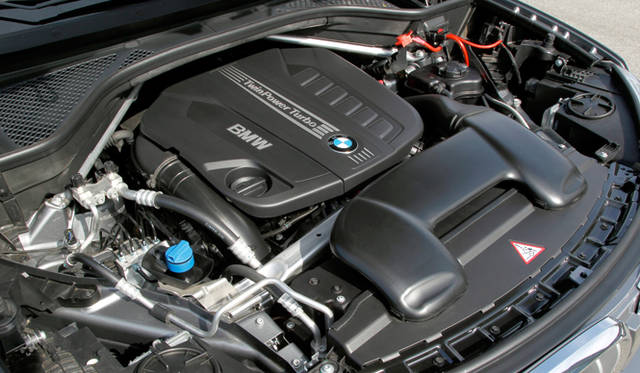 「xDrive 30d」に搭載されるエンジンは、2,993cc 直列6気筒のディーゼル ターボ。最高出力 190kW（258ps）/ 4,000 rpm、最大トルク560Nm / 1,500-3,000 rpmを発揮する