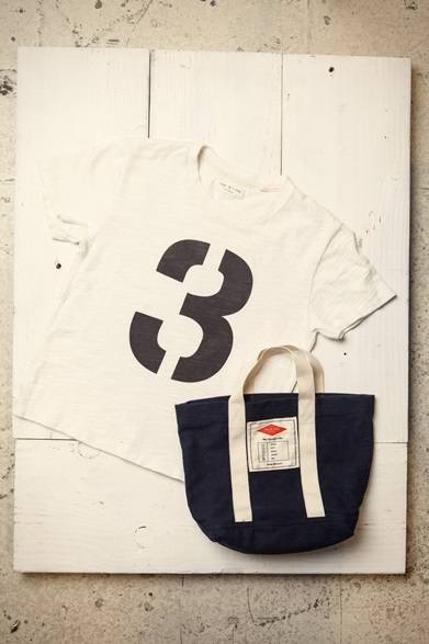 <strong>rag & bone｜ラグ&ボーンのポップアップストアが伊勢丹に登場</strong>　　（左より）ナンバーTシャツ（キッズサイズ） 6825円、デニムトート(サイズS)　9450円 (伊勢丹新宿店先行発売)　