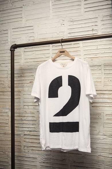 <strong>rag & bone｜ラグ&ボーンのポップアップストアが伊勢丹に登場</strong>　ナンバーTシャツ　1万1550円 (伊勢丹新宿店先行発売)