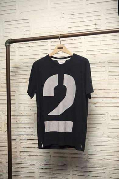 <strong>rag & bone｜ラグ&ボーンのポップアップストアが伊勢丹に登場</strong>　ナンバーTシャツ　1万1550円 (伊勢丹新宿店先行発売)