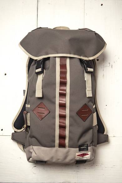 <strong>rag & bone｜ラグ&ボーンのポップアップストアが伊勢丹に登場</strong>　ラグ&ボーン×ポーター「Jaybird」 (カーキ)　4万950円 (伊勢丹新宿店先行発売)