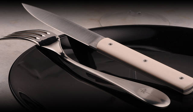 9.47　サイズ│217×19×10.5mm （刃部分107×19×2.5mm）　価格│1万7800円（2本セット、プラスティック柄）