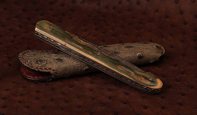 折りたたみナイフ　ル・グラン 　サイズ│258×20×14mm （刃部分116×19×2.45mm）　価格│34万1600円（柄：マンモスの牙　刃：ダマスカス鋼　ケース：ダチョウ革）