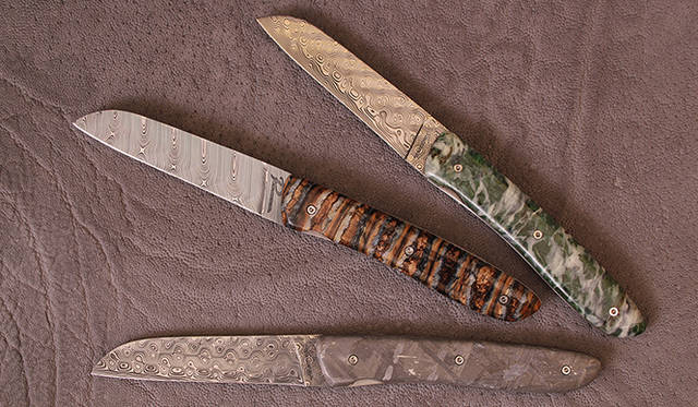 上から　折りたたみナイフ　Lシリーズ　サイズ│205×21×10mm （刃部分95×20×2.45mm） 　価格│49万7300円（柄：コルシカ島の５千年前の地層だけで取れる宝石ヴェルデ・オレッツァ　刃：ダマスカス鋼）<br /><br />折りたたみナイフ　Lシリーズ　サイズ│205×21×10mm （刃部分95×20×2.45mm）　価格│22万6000円（柄：マンモスの臼歯　刃：ダマスカス鋼）<br /><br />折りたたみナイフ　Lシリーズ　サイズ│205×21×10mm （刃部分95×20×2.45mm）　 価格│29万8400円（柄：隕石　刃：ダマスカス鋼）