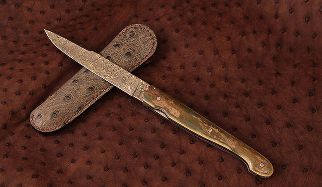 折りたたみナイフ　ル・グラン 　サイズ│258×20×14mm （刃部分116×19×2.45mm）　価格│34万1600円（柄：マンモスの牙　刃：ダマスカス鋼　ケース：ダチョウ革）