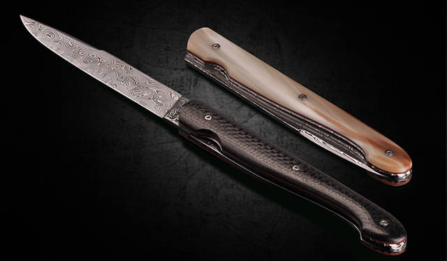 上から　折りたたみナイフ　ル・グラン　サイズ│258×20×14mm （刃部分116×19×2.45mm）　価格│24万5900円（柄：羊の角　刃：ダマスカス鋼）<br /><br />折りたたみナイフ　ル・グラン　サイズ│258×20×14mm （刃部分116×19×2.45mm）　価格│30万5900円（柄：カーボンファイバー　刃：ダマスカス鋼）