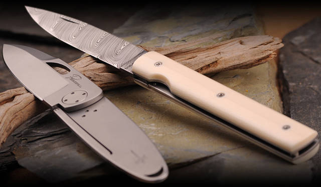 上から　折り畳みナイフ　ル・フランセ　サイズ│199×17×12mm （刃部分90×17×2.45mm）　価格│7万7200円（柄：象牙　刃：ダマスカス鋼）<br /><br />折りたたみナイフ　T45　サイズ│178×24×10mm （刃部分76×24×2.5mm）　価格│1万1000円（素材：セミ・ステンレススチール）