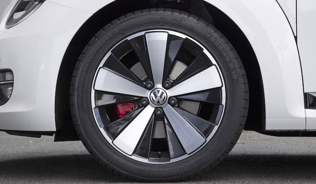 235/45という大径タイヤに5スポークの18インチアルミホイールが組み合わせられる。奥にはレッドブレーキキャリパーが覗く