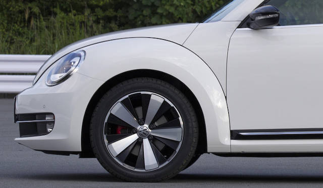 235/45という大径タイヤに5スポークの18インチアルミホイールが組み合わせられる。奥にはレッドブレーキキャリパーが覗く