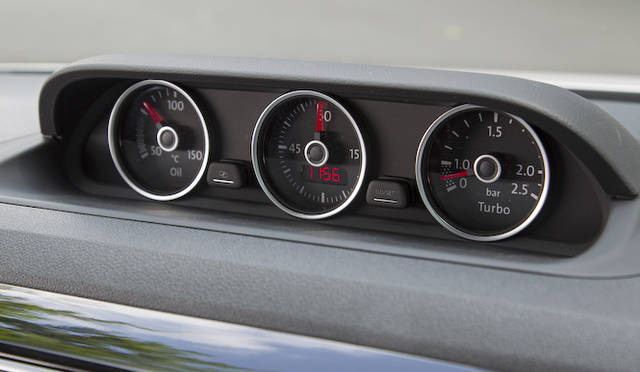 オプションのCoolsterパッケージにふくまれる、油温計、ストップウォッチ、ブースト計がセットになった三連メーター