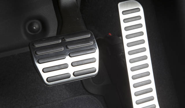 標準装備のアルミ調ペダルクラスター