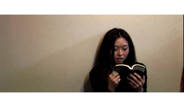 出演者のひとり、ミカ。医薬品の配達をしている彼女は20代。母親と同居し、抗うつ剤と酢を飲むことを日課としている。そして、それが彼女なりの“投与治療法”である