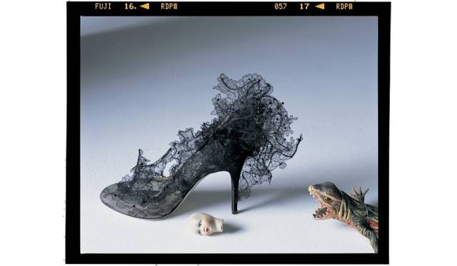 <strong>VALENTINO｜ヴァレンティノ、アクセサリーラインを称える書籍を発表</strong>　荒木経惟の作品